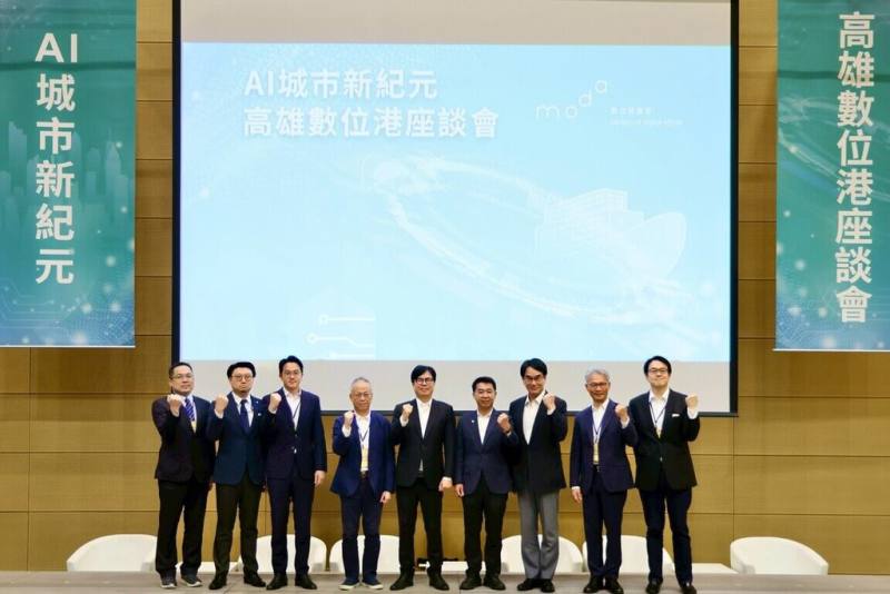數位發展部30日下午在高雄舉辦「AI城市新紀元-高雄數位港及人工智慧發展產業交流座談會」，數發部長林宜敬（右3）、高雄市長陳其邁（中）出席。（高雄市政府提供）