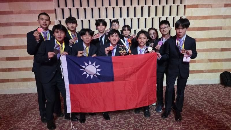 「突尼西亞國際工程與科技節」日前舉行，為非洲規模最大的國際科學展覽活動之一，台灣學生拿下4金2銀2銅，其中1件作品還獲選為大會Top 2。（科教館提供）