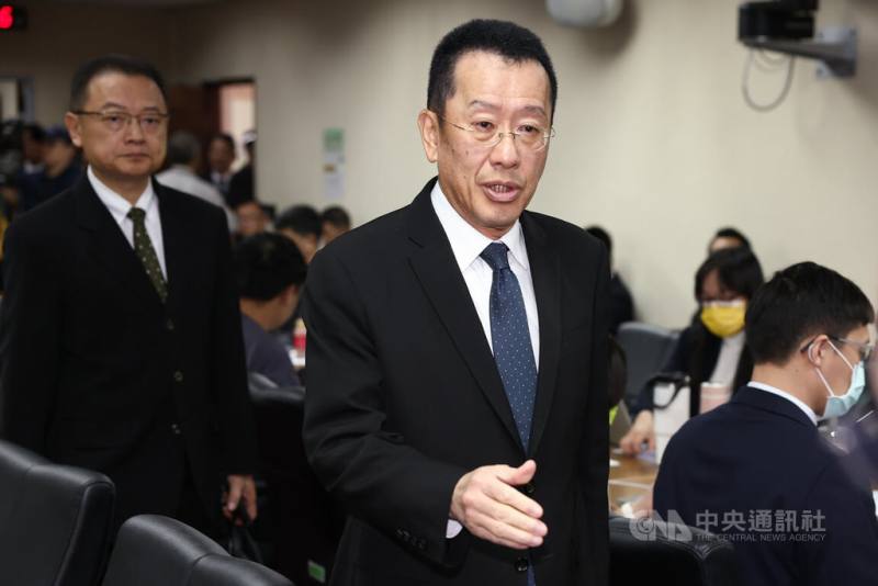 國防部長顧立雄（中）30日赴立法院外交國防委員會專案報告，會前受訪時被問到軍購議題，他表示國防特別預算是根據敵情威脅和整體作戰的一個需求，所提出能夠提升全面戰力的完整規劃，盼能獲得不分朝野的支持