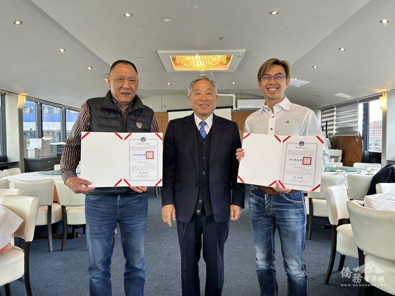 田中光(中)頒發賀狀與感謝狀予臺灣鄉親聯誼會新任會長林昭彥(右)及卸任會長吳名洋(左)，肯定其對僑社服務的投入與貢獻