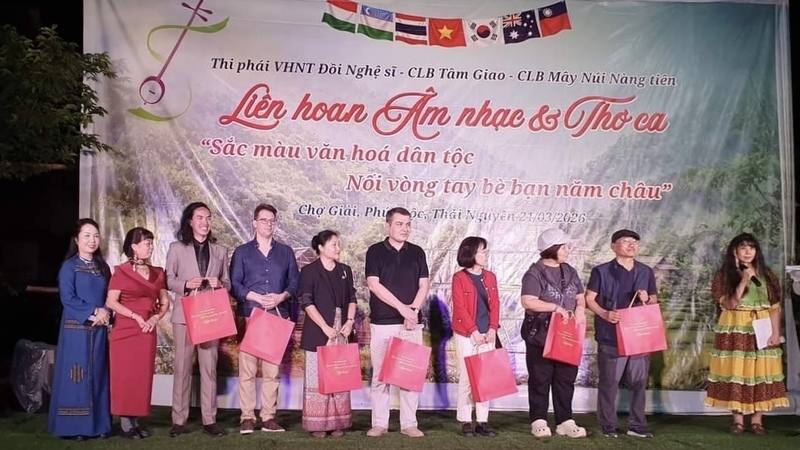 越南第二屆「藝術家之丘：國際詩節」20日至25日於河內舉辦，邀請近30位韓國、匈牙利、泰國、烏茲別克等國際作家，與越南當地藝術家交流分享。台越新二代藝術家陳德民（左3）代表台灣參與。（陳德民提供）