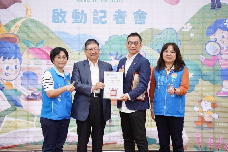 新竹縣政府文化局攜手縣內公共圖書館及7家在地書店，推出百場結合閱讀、自然與生活的多元活動，30日舉行「閱讀閱自然」啟動記者會。（新竹縣文化局提供）