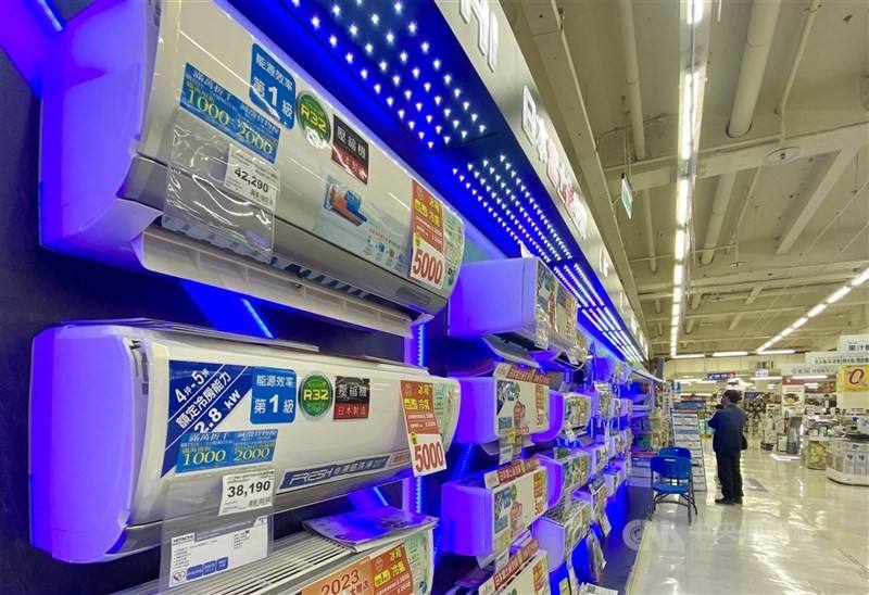 能源署統計，過去3年完成488.4萬台高耗能家電汰換，節電達31.6億度，帶動家電市場銷售額突破新台幣1465.2億元，今年為補助的最後一年，提醒民眾把握申請機會。（中央社檔案照片）