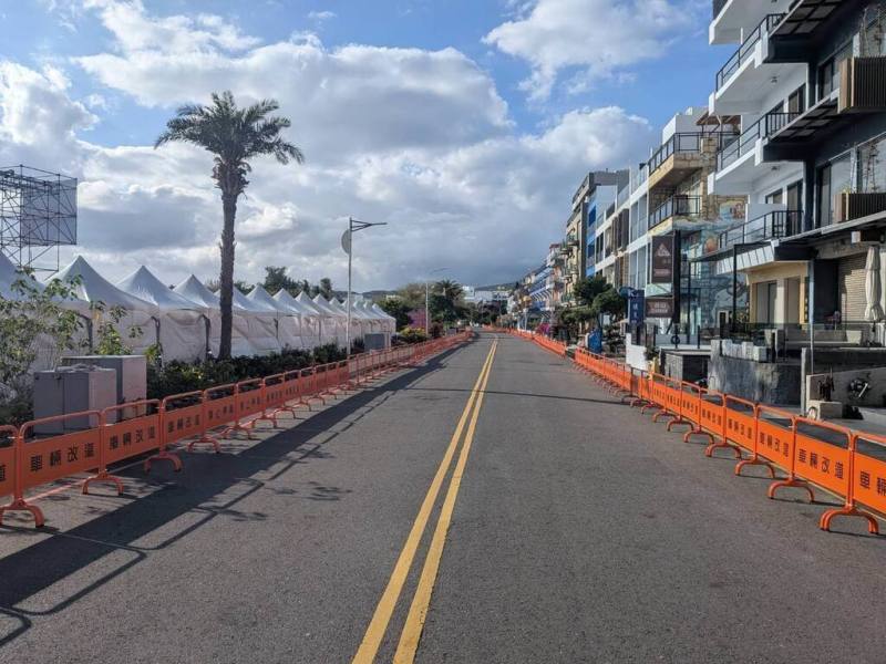 2026台灣祭將於清明連假在屏東墾丁大灣遊憩區登場，恆春警方於周邊地區實施交管，大灣路兩側擺設改道牌，避免車輛路邊停車導致交通壅塞，道路兩側留有行人通行空間。（恆春警分局提供）