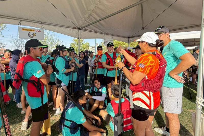 教練Dorra Tang（前排右一）鼓勵隊員比賽再接再厲