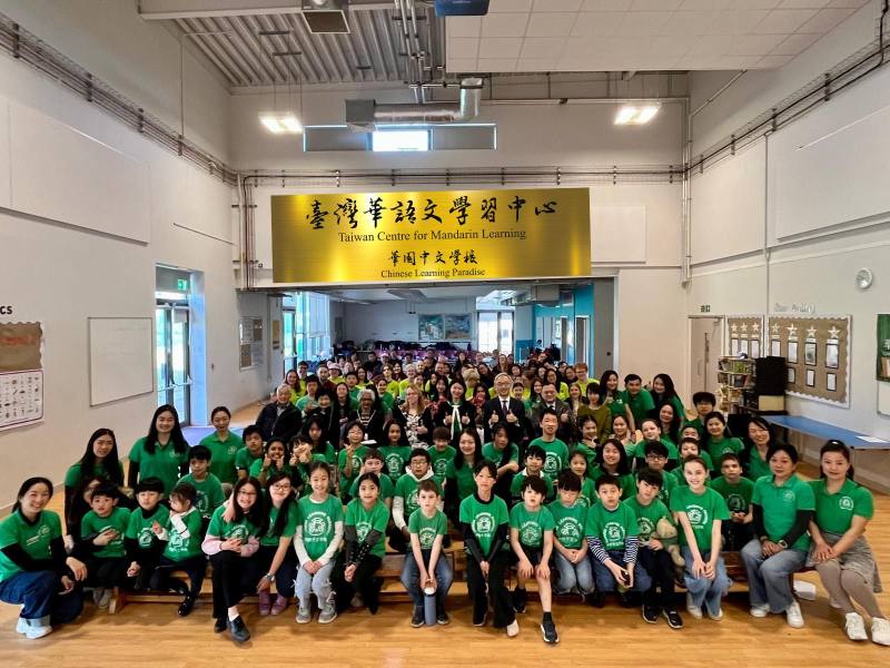 華園中文學校師生、家長與來賓齊聚合影，展現社群緊密連結與溫暖氛圍