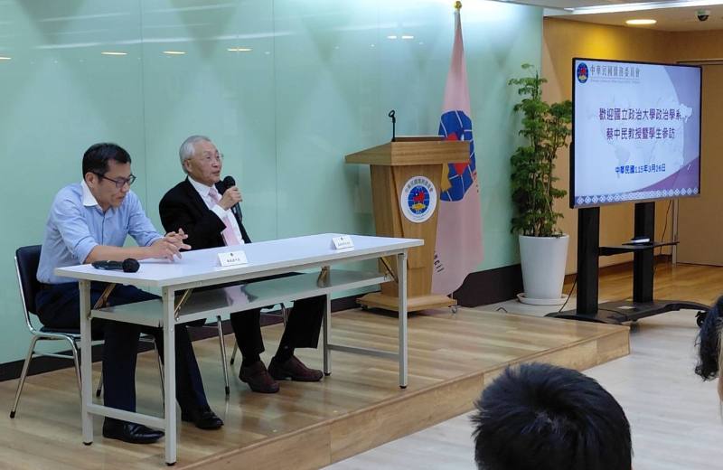 僑務委員會副委員長張良民（右）主持交流座談會，左為國立政治大學蔡中民教授