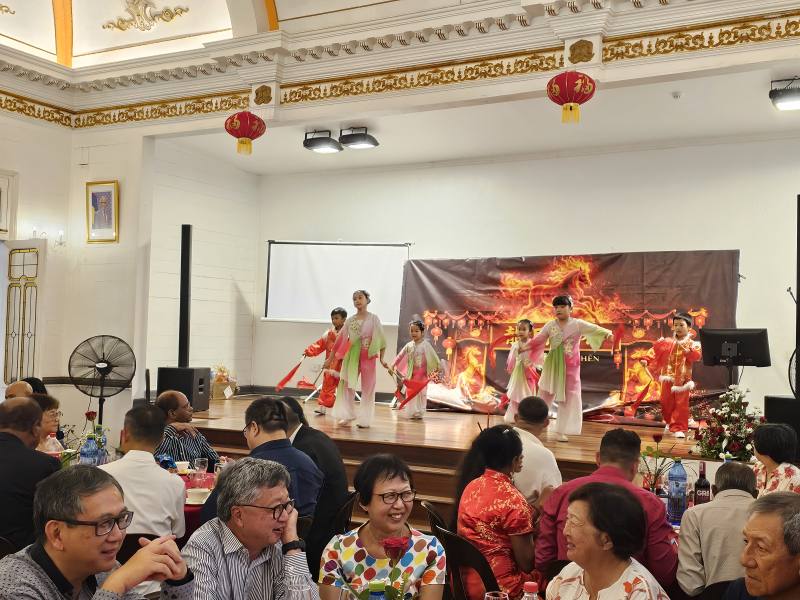 僑幼廟會活潑舞蹈 炒熱現場氣氛