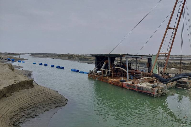 台南市七股外海沙洲在114年7月被颱風丹娜絲帶來暴潮衝破，市府規劃復建工程，七股潟湖疏濬抽砂至沙洲養灘。（台南市政府提供）