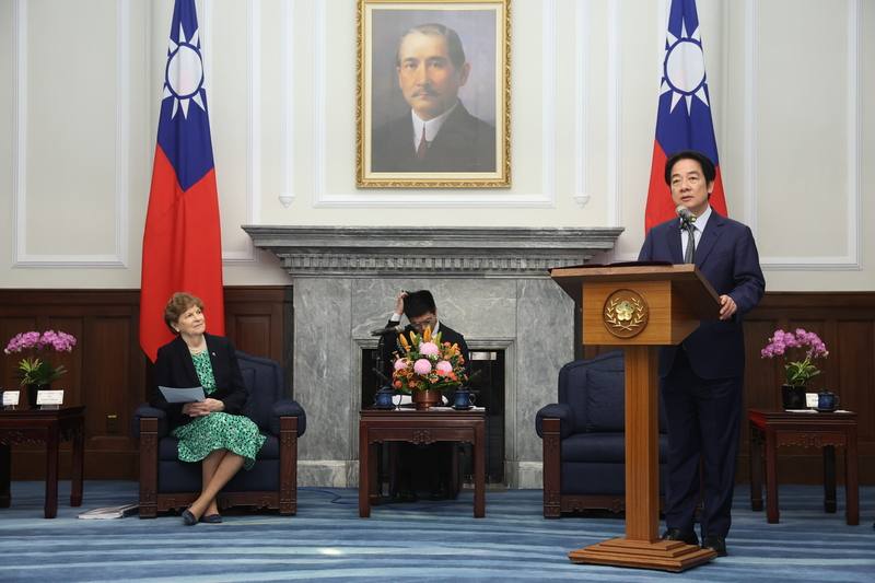 總統賴清德（右）30日上午在總統府接見美國聯邦參議院外交委員會民主黨首席議員夏亨（Jeanne Shaheen，另譯：夏欣）（左）及共和黨參議員匡希恆（John Curtis）所率跨黨派訪問團，賴總統致詞時對立法院審查國防特別條例草案表達關切。