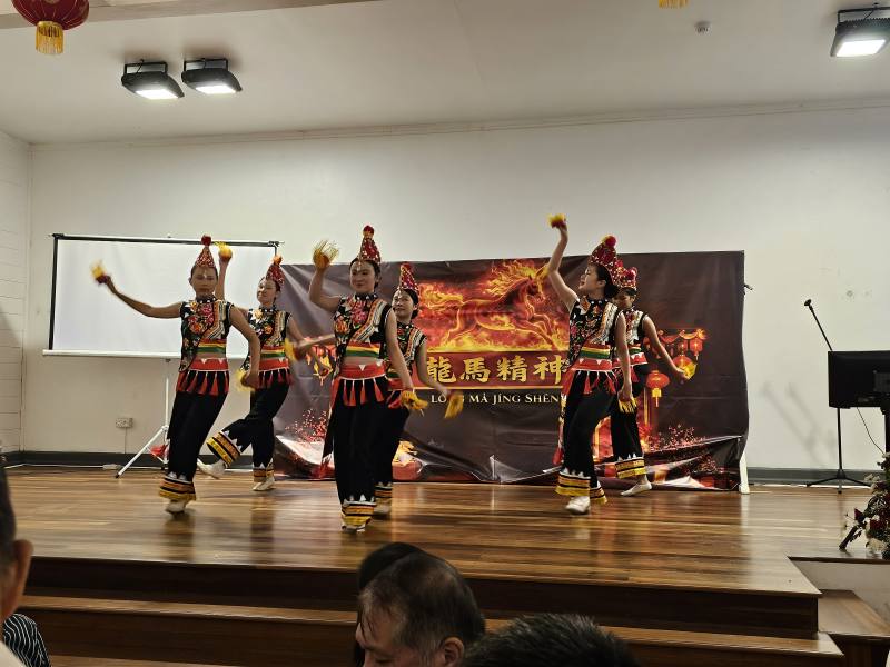 青年們表演傳統舞蹈 現場掌聲不斷