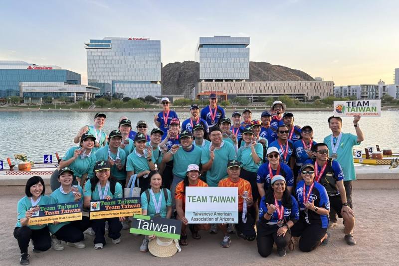 第20屆亞利桑那龍舟賽，臺灣隊勇奪A組季軍，與亞軍英特爾(Intel)隊員合照