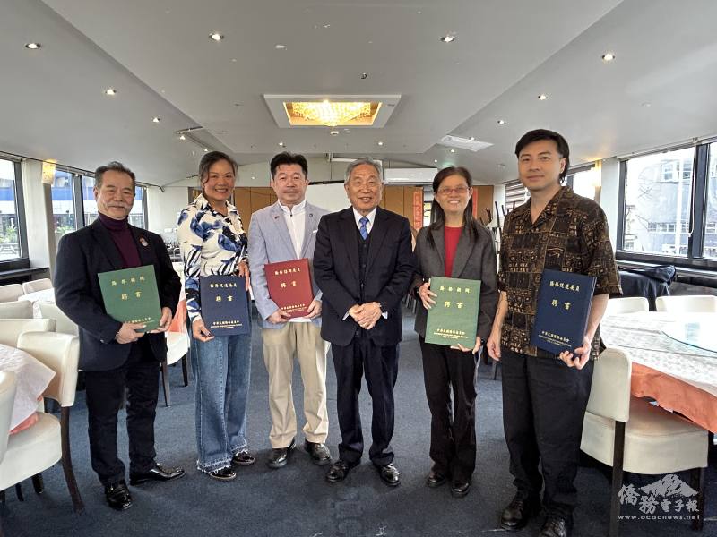 大使田中光(右3)頒發新(續)聘僑務榮譽職人員證書，表彰僑界先進長期協助推動僑務工作的貢獻。(左起：邱金將、楊千姍、張志光、鄭月鳳、方斯由)