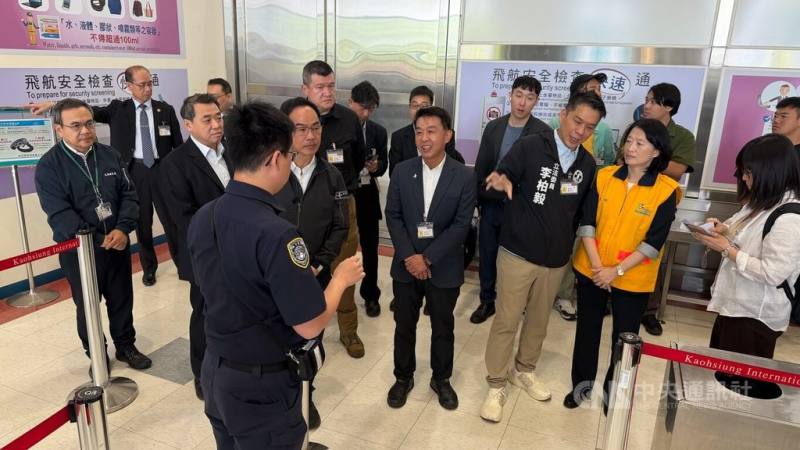 立法院內政委員會30日考察高雄國際航空站出境通關流程，眾人於聽取簡報說明後，隨人員到機場內了解相關規劃。