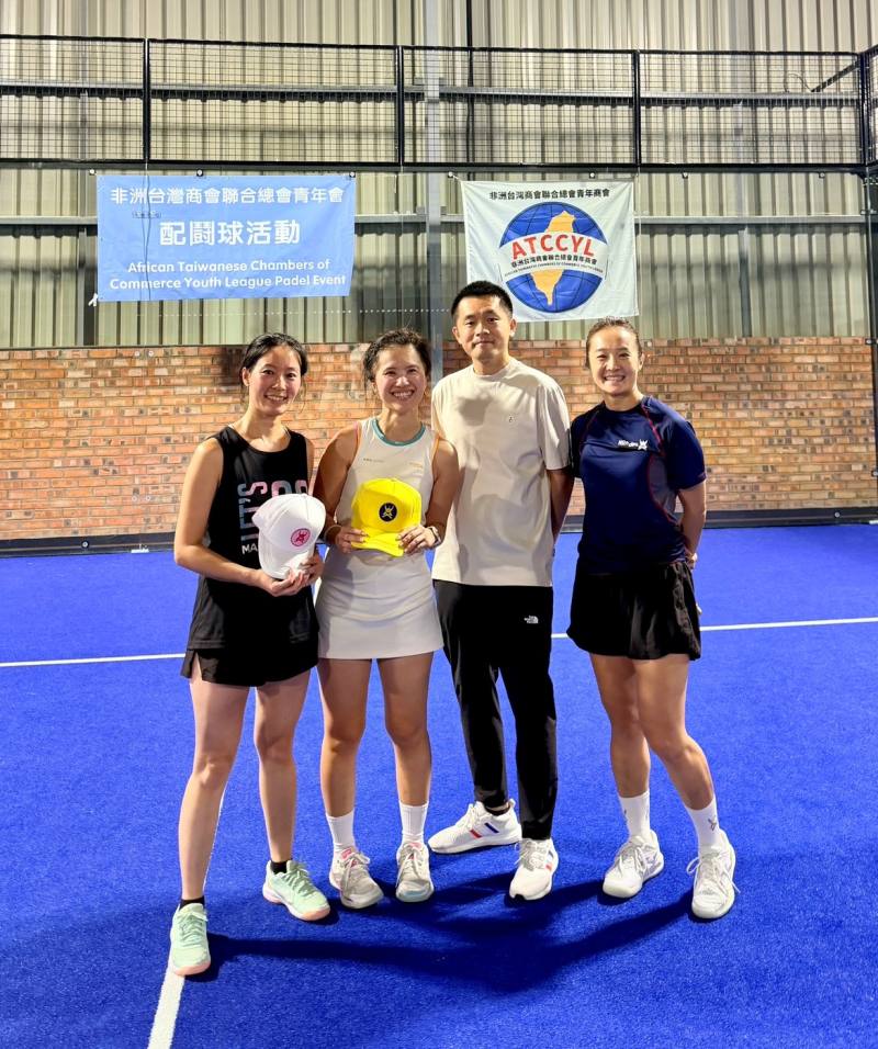 非總青商會會長張家毓頒獎予比賽優勝選手