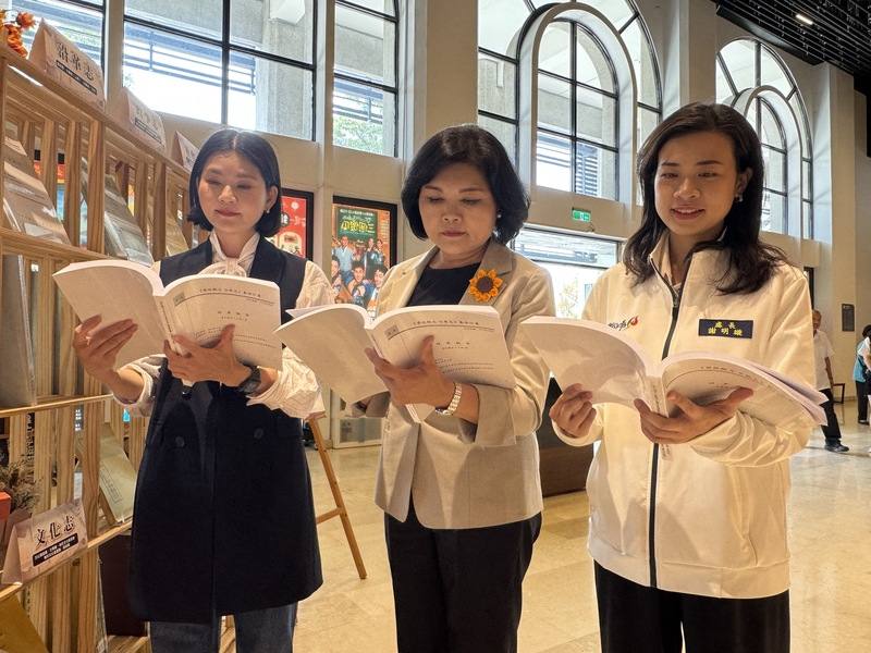 雲林縣長張麗善（中）29日宣布，動員上百名學者、專家歷經5年完成「雲林縣志」，合計11卷34篇，自4月7日起20鄉鎮市同步開放閱覽，並提供線上查閱與意見回饋機制，作為正式出版前修訂依據。