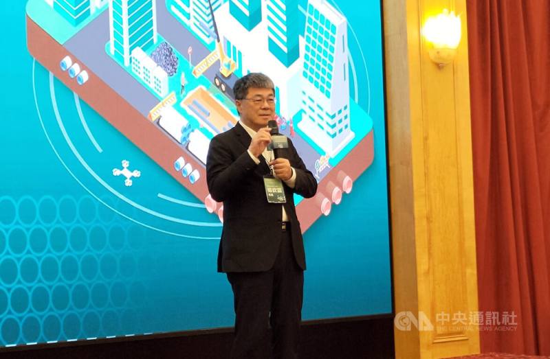 高雄市政府工務局30日舉辦「114年高雄市道路挖掘管理暨共同管道業務推動成果發表會」，工務局長楊欽富（圖）出席致詞及發表專題演講。