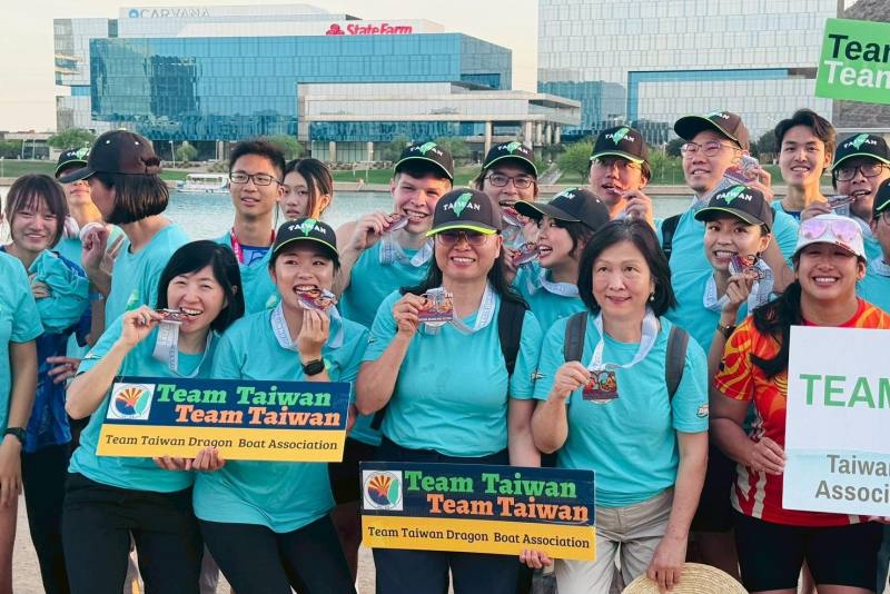 （前排右起）教練Dorra Tang、僑務委員吳玟瑞、亞利桑那州臺灣同鄉會前會長顏玉屏