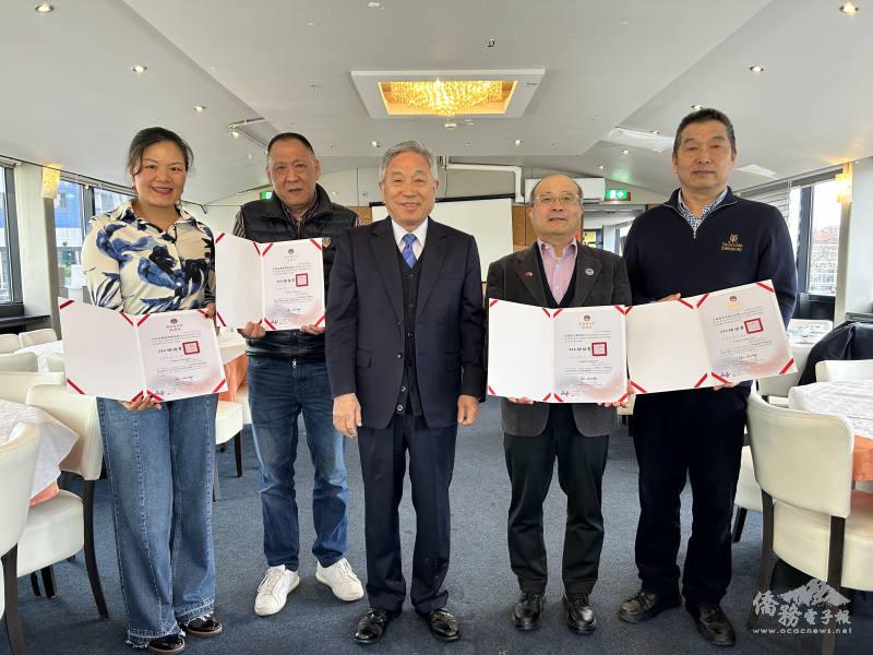 田中光(中)頒發 114 年雙十國慶感謝狀予僑團代表，感謝各僑團在國慶活動的全力支持與協助。(左起: 南荷臺灣廠商聯誼會楊千姍、臺灣鄉親聯誼會吳名洋、榮光聯誼會鍾啟元及寶島高爾夫球隊宋建文)