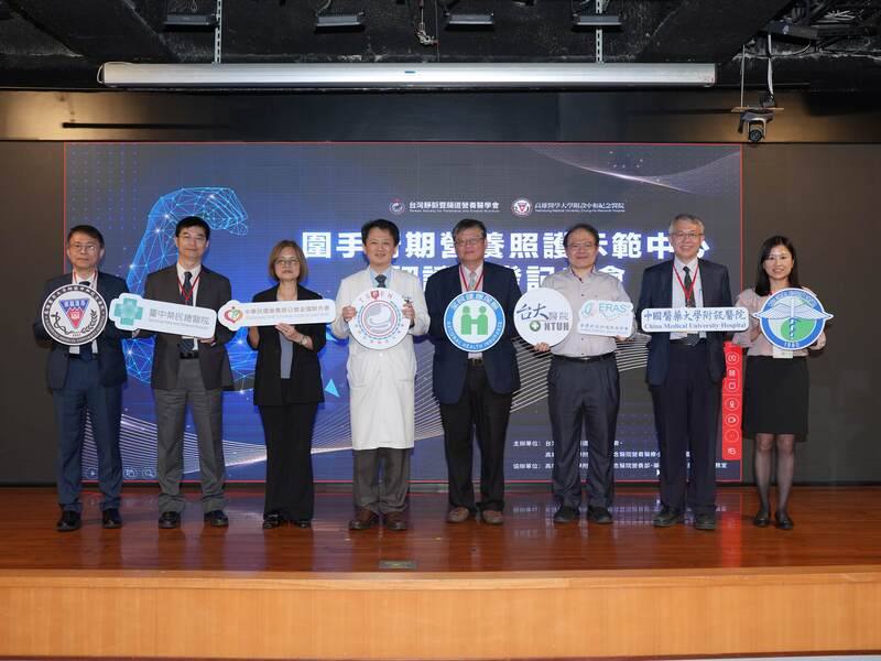 台灣靜脈暨腸道營養醫學會理事長王照元（左4）29日提醒，從術前到術後的「圍手術期」應精準營養增肌，手術感染與再住院風險減4成以上。（台灣靜脈暨腸道營養醫學會提供）