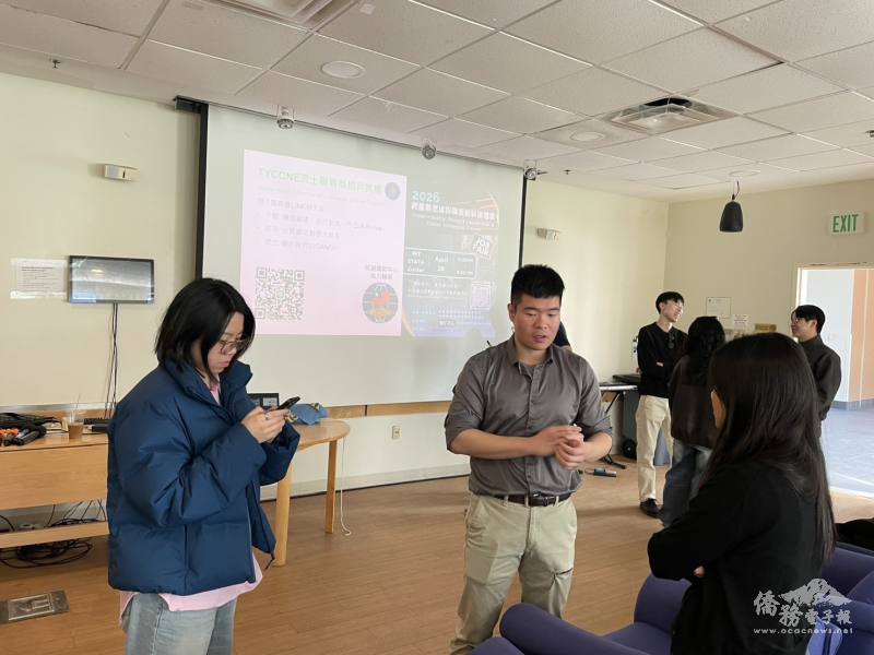 青商會會長高名震(中)與現場民眾Q&A交流