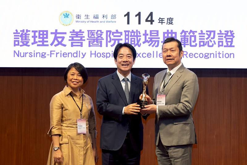 總統頒發醫學中心榮耀獎座予獲獎典範醫院代表