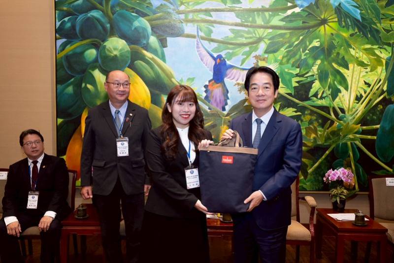 賴清德總統30日上午接見「第32屆全國大專院校傑出服務性社團暨社團領袖傑青獎」得獎代表、指導老師及國際傑人會中華民國總會重要幹部