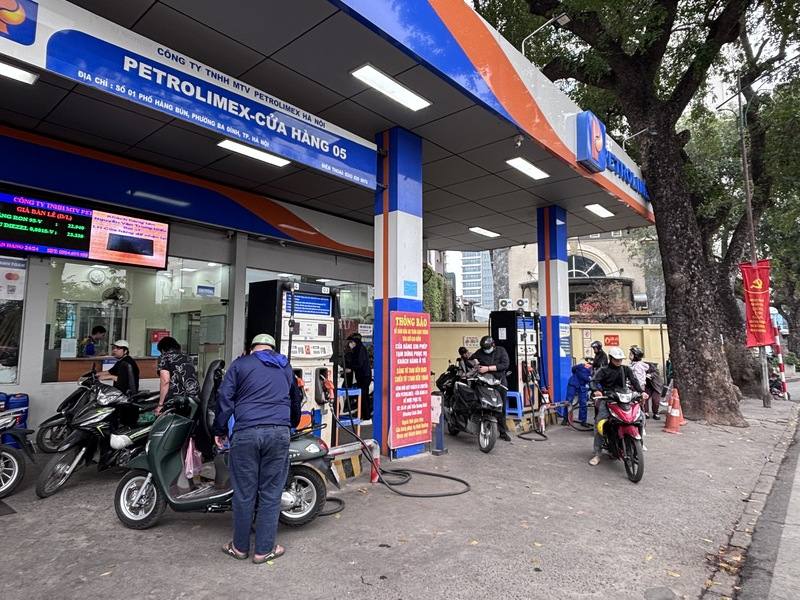 中東戰火的能源衝擊迫使越南祭出一系列緊急措施穩定油價，也使該國反思能源安全政策，包括25日與俄國正式簽訂核能發電廠興建協議。政府也表明，將加速綠色運輸、限制燃油機車的政策。