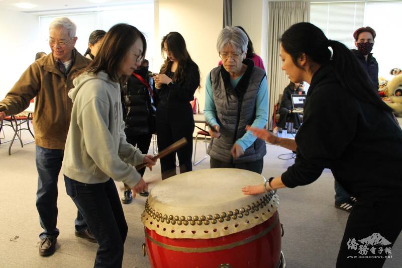 學員們實地練習打鼓技巧