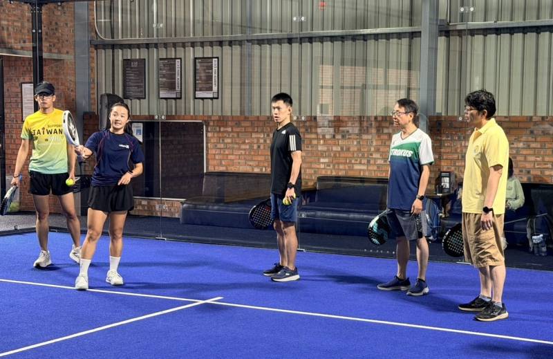 副會長卓均倖親自指導初學者基本動作