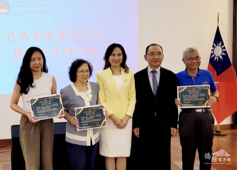 處長朱怡靜（中）、主任尤正才（右二）合頒委員長感謝狀給僑務電子報新聞志工廖世秉（右一）、陳娟娟（左二）、林雅芳（左一）