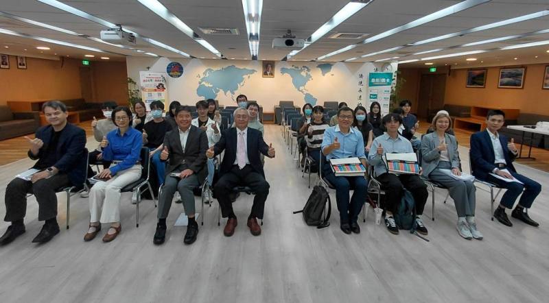 僑務委員會副委員長張良民（左4）與國立政治大學參訪師生合影