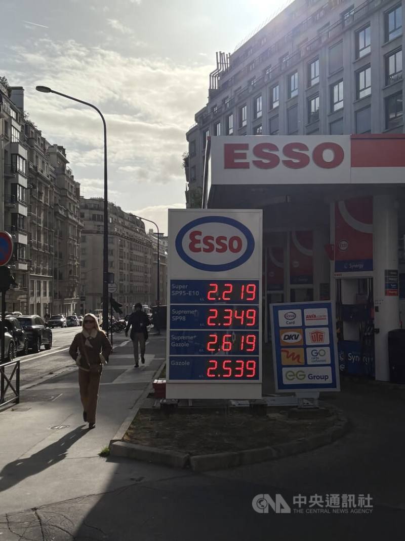 根據法國生態轉型部的最新數據，法國柴油平均價格達到自1985年統計以來最高點。圖為3月30日巴黎一處加油站標示的價格。
