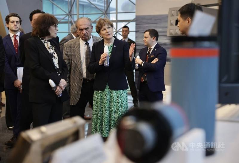 美國聯邦參院跨黨派訪團30日訪台，下午參訪國家中山科學研究院，美聯邦參院外交委員會民主黨首席議員夏亨（Jeanne Shaheen）（前左3）、聯邦參議員羅森（Jacky Rosen）（前左）等在參觀中科院產品時向導覽人員提問交流。