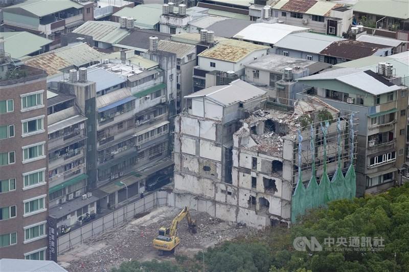 圖為怪手在台北市士林區執行老屋拆除工程。（中央社檔案照片）
