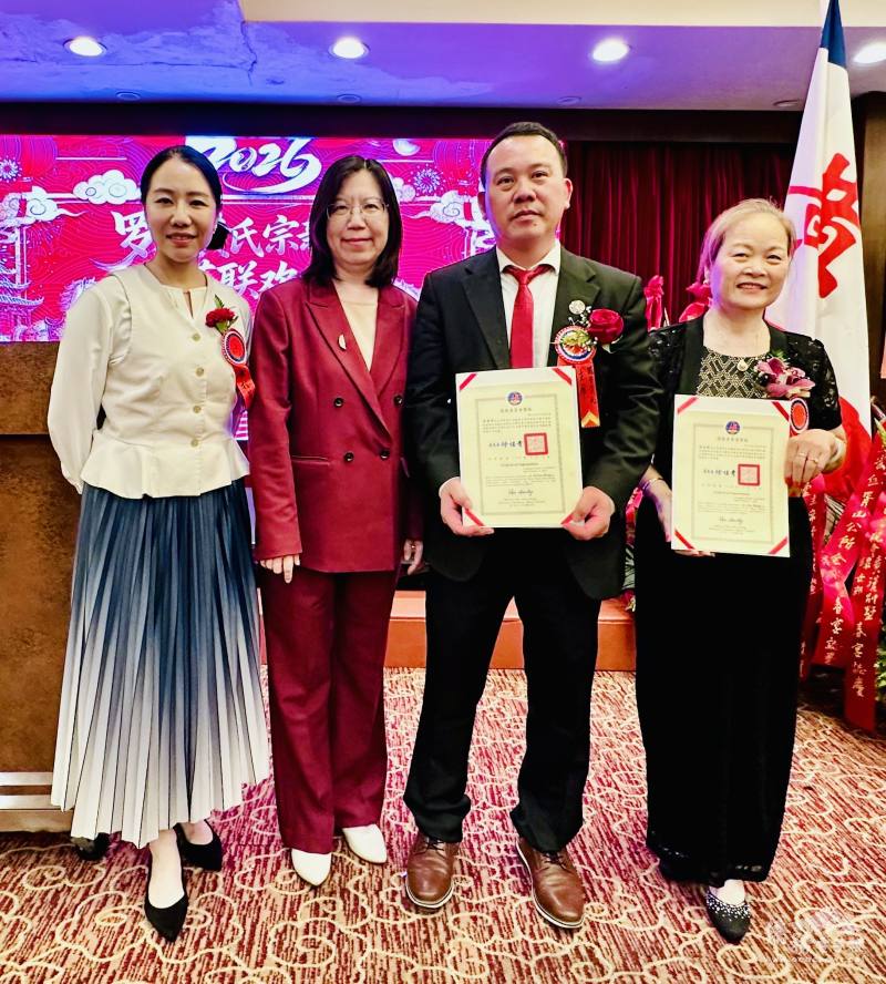 鍾佩珍頒贈僑務委員會賀狀予黃勇華(右二)和黃祖勝(右一，夫人黃趙美嫦代領)