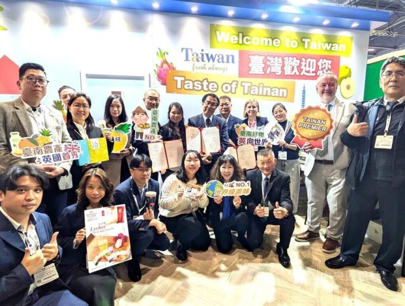台南市長黃偉哲（中）率團赴倫敦，首度參加英國規模最大的國際食品飲料展（IFE），參展的6家廠商推出（冷凍）果汁和水果、蕎麥製品、茶葉、冷凍水產和相關加工製品等，30日舉行開幕式。