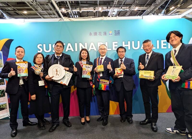 英國規模最大的國際食品飲料展（IFE）30日登場，花蓮縣政府首次參加並設置花蓮館，農業處處長陳淑雯（左4）說，花蓮是台灣的有機農業首都，參展有助花蓮優質農產走向世界。駐英國代表姚金祥（右4）30日出席花蓮館開幕式並致詞。