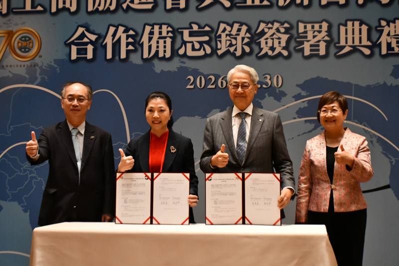 徐佳青、張銘斌見證雙方簽署MOU