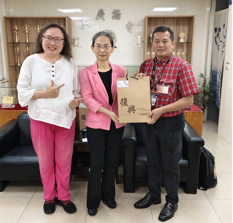 復興電台總台長李淑蕙（中）、「台北與世界對話」單元節目主持人陳慈銘（左）與國合會專案經理彭明煜在電台合影。（復興電台提供）