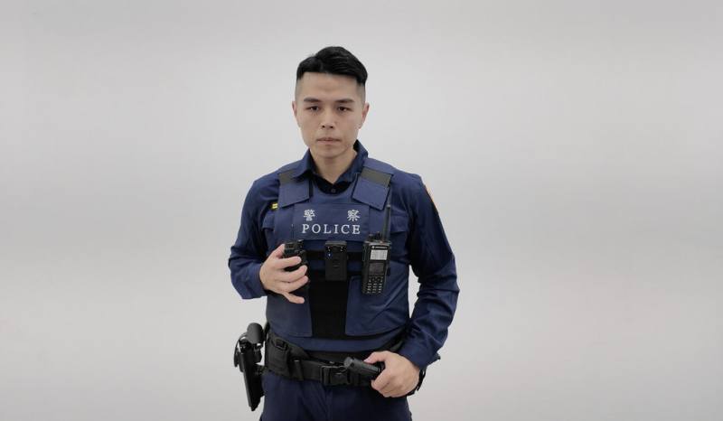 內政部警政署30日說明，新式防彈衣提升防彈性能，同時也優化版型，採用國際高規格標準，能夠有效擋住殺傷力更強的子彈。（警政署提供）