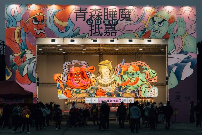 中華文化總會邀請日本青森睡魔師來台打造「青森睡魔抵嘉」燈組，日前在2026台灣燈會爆紅，文總30日上架影片，還原「青森睡魔抵嘉」媽祖睡魔誕生過程。（文總提供）