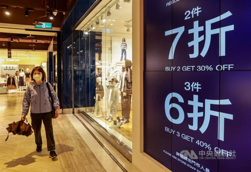 國發會30日公布115年2月景氣燈號，連續第3個月亮紅燈，國內經濟維持穩健，百貨業者推出折扣促銷吸引民眾消費。