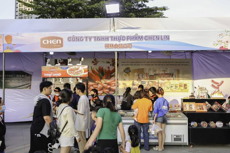 i僑卡特約商店現烤臺式香腸，道地風味吸引現場民眾熱烈選購