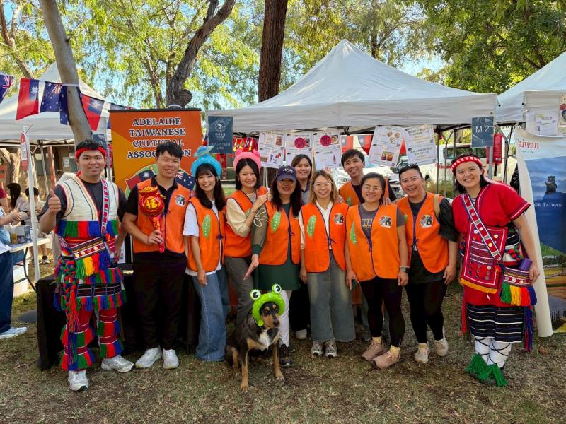 阿得雷德臺灣青年會團隊於攤位合照，展現臺灣人的滿滿活力