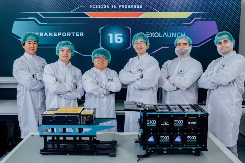 網通廠鐳洋科技31日宣布受國家太空中心（TASA）委託、與工研院合作開發的8U物聯網立方衛星「黑鳶2號（Black Kite-2）」，於台灣時間30日晚間9時28分，自美國加州范登堡太空軍基地搭乘SpaceX獵鷹9號火箭（Falcon 9）Transporter-16航班成功發射，並順利進入軌道。（鐳洋科技提供）