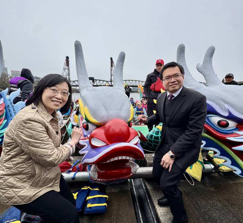 現場點睛儀式（左為駐西雅圖辦事處處長林美呈、右為西雅圖文教中心主任王偉讚）