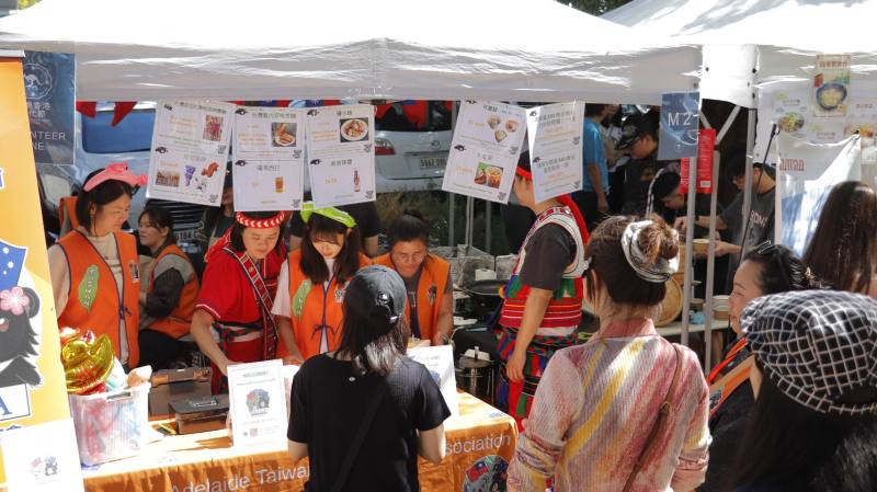 現場排隊人潮絡繹不絕，由會長親手製作的鹽水雞與香腸成為當日人氣王