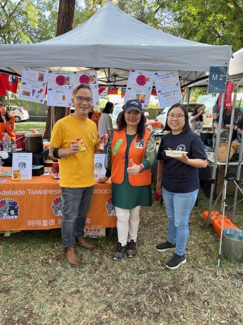 會長陳美壽（中）與南澳香港文化協會創會主席 Janet (右)與現任香港文化協會會長(左)合影，並感謝阿得雷德臺灣青年前來參與