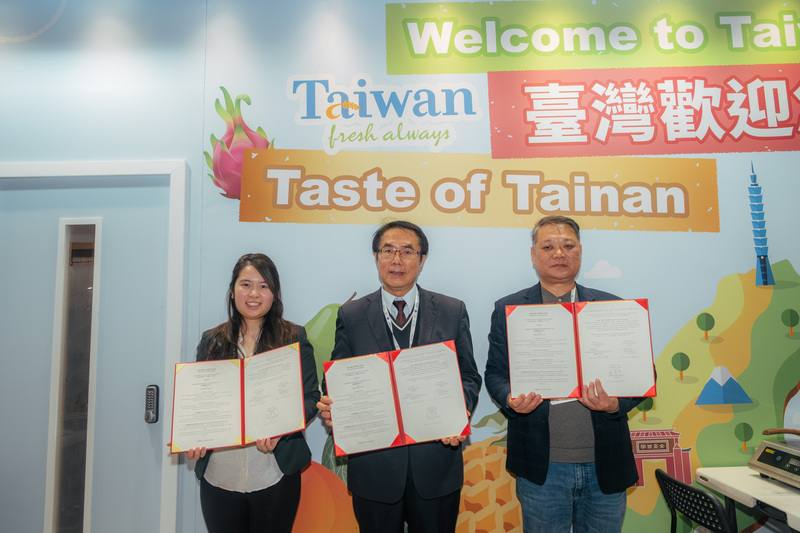 2026英國國際食品飲料展（IFE）30日在倫敦登場，台南市長黃偉哲（中）到場為台南館開幕行銷，並見證鮮饌公司和英國貿易商簽署合作備忘錄。（台南市政府提供）